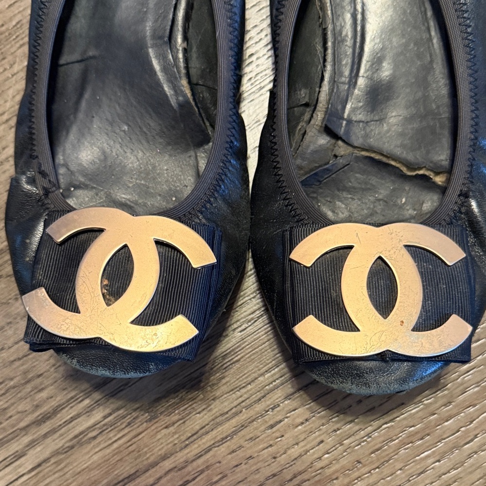Authentic CHANEL Black Leather Ballet Flats with Gold CC Emblem - Picture 2 of 5